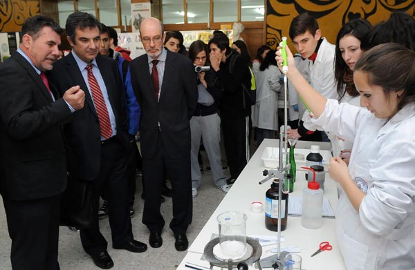 El Director General hace un recorrido por la muestra de Ciencia expuesta en el Instituto Floridablanca.